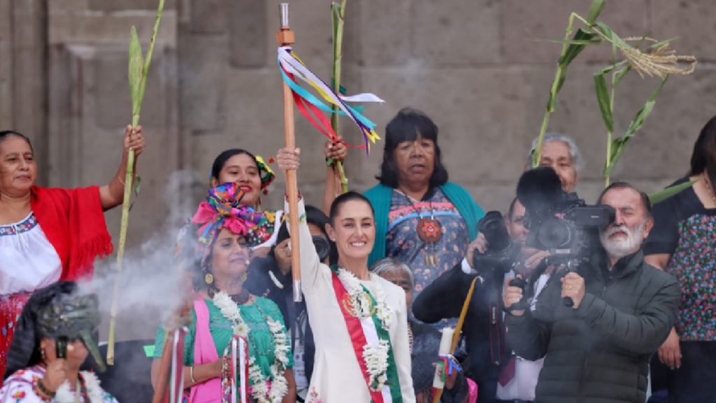Claudia Sheinbaum-recibe-baston-mando-pueblos-originarios › Capital Regia Claudia-sheinbaum-recibe-baston-mando-pueblos-originarios › Capital Regia