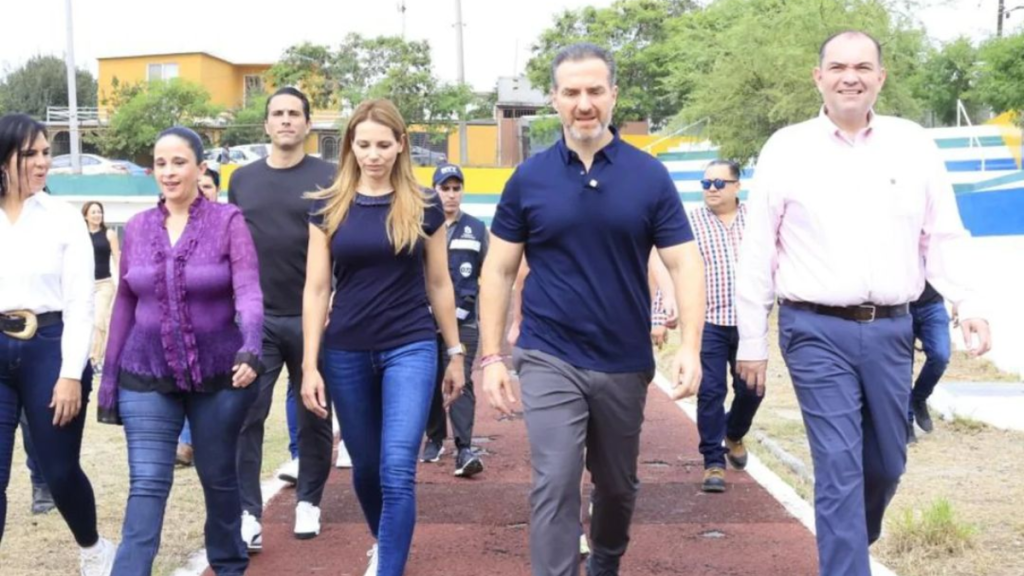 Adrián De La Garza Acude a La Colonia Villa Mitras a Supervisar La Rehabilitación De Canchas Deportivas.