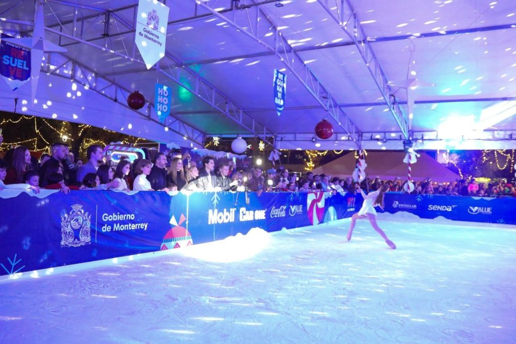 Pista-de-hielo-en-plaza-zaragoza-regia-navidad › Capital Regia Pista De Hielo, Regia Navidad 2024, Monterrey, Diciembre