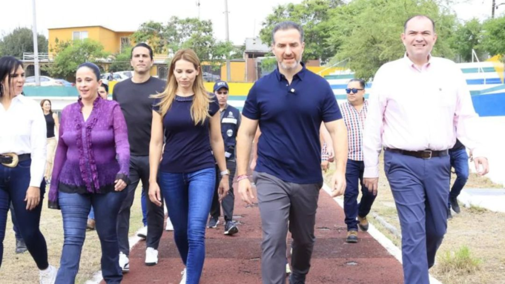 Adrián De La Garza Acude a La Colonia Villa Mitras a Supervisar La Rehabilitación De Canchas Deportivas. › Capital Regia